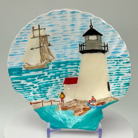 Hand-Painted Scallop Shell Lighthouse Scene - Picture 5 of 7